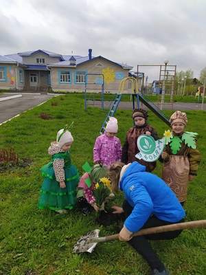 Во время прогулки рассадили цветы на территории детского сада